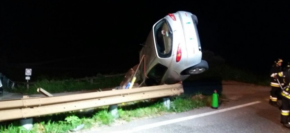 Sbandano con l'auto e finiscono in bilico sul guard rail